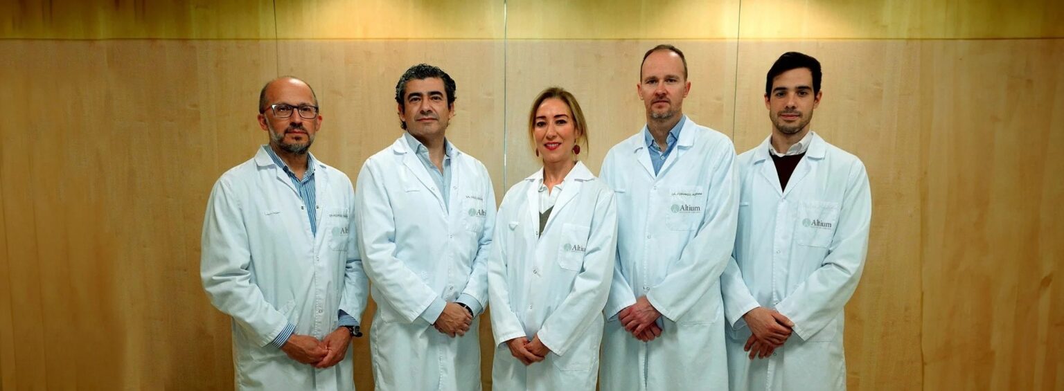 Doctor Albiñana realizando diagnóstico y valoración de lipedema y linfedema en piernas en Instituto Altium Zaragoza