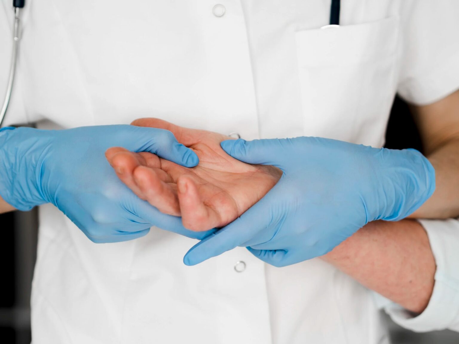 Cirujano plástico analizando las facciones de una paciente para cirugía estética facial en Instituto Altium